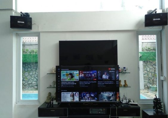 Smart TV + peralatan karaoke